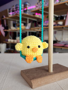 COLAGNTE "POLLITO" DE CROCHET