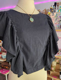 BLUSA CON OLANES "NEGRA"