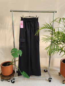 PANTALON TIPO CARGO CON AJUSTABLE