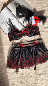 CONJUNTO ENCAJE NEGRO CON FLORES ROJAS Y LIGERO