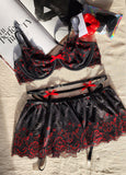 CONJUNTO ENCAJE NEGRO CON FLORES ROJAS Y LIGERO